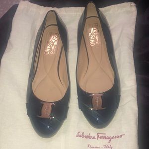 Salvatore Ferragamo Varina Oxford Blue/gold  size 7